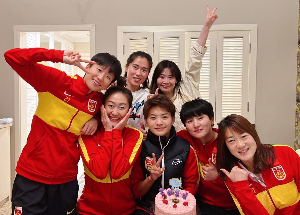 一位上台送花的年轻女孩对阿年导演连说几遍;看哭了